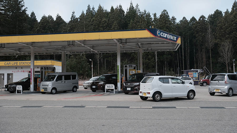 Para pemilik kendaraan mengisi bahan bakar agar taku terjadinya kelangkaan BBM akibat gempa tersebut.  (Soichiro Koriyama/Bloomberg)