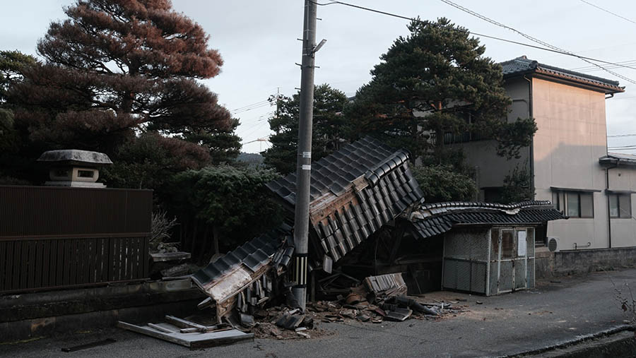 Sebuah rumah rusak akibat gempa bumi di Nanao, Prefektur Ishikawa, Jepang, Selasa (2/1/2024). (Soichiro Koriyama/Bloomberg)