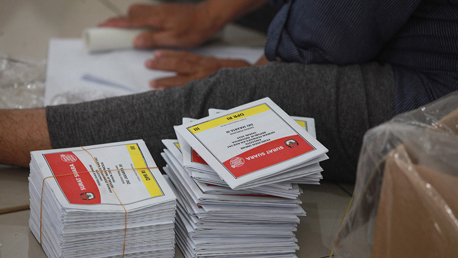 Setelah dilipat, surat suara akan disimpan di ruangan steril yang dijaga ketat oleh anggota TNI/Polri, dan KPU. (Bloomberg Technoz/Andrean Kristianto)