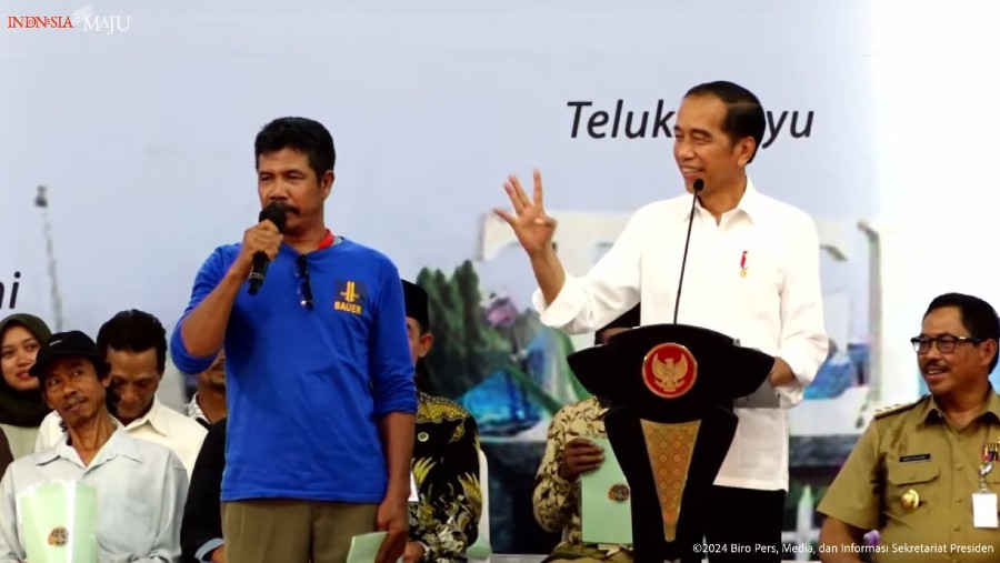 Presiden Jokowi saat meminta warga mengucapkan Pancasila di Cilacap. (Tangkapan layar Youtube Sekretariat Presiden)