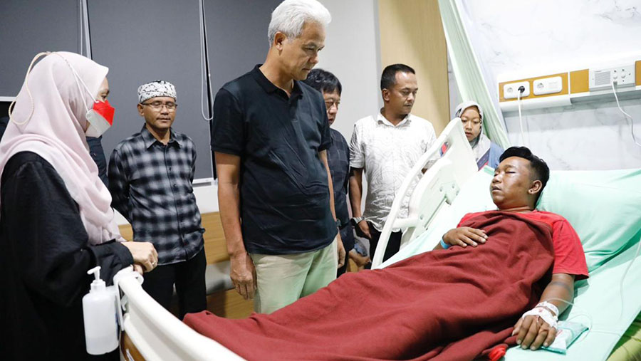 Ganjar Jenguk Relawan Korban Pengeroyokan Oknum TNI di Boyolali. (Dok. TPN Ganjar-Mahfud)