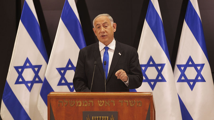 Perdana Menteri Israel, Benjamin Netanyahu saat konferensi pers di Tel Aviv, Israel, Senin (10/4/2023). (Kobi Wolf/Bloomberg)