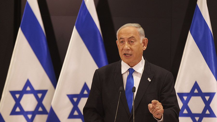 Perdana Menteri Israel, Benjamin Netanyahu saat konferensi pers di Tel Aviv, Israel, Senin (10/4/2023). (Kobi Wolf/Bloomberg)