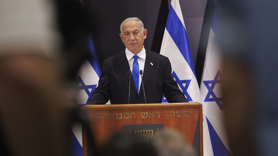 Perdana Menteri Israel, Benjamin Netanyahu saat konferensi pers di Tel Aviv, Israel, Senin (10/4/2023). (Kobi Wolf/Bloomberg)