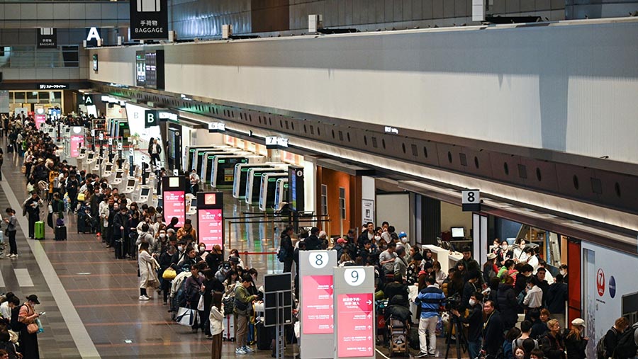 Pembatalan tersebut membuat antrean penumpang di loket pelayanan maskapai. (Kentaro Takahashi/Bloomberg)