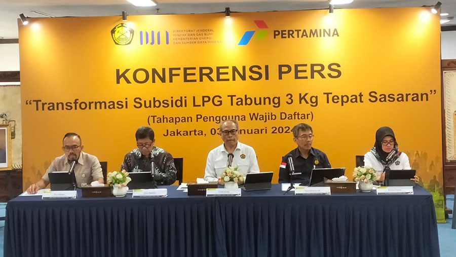 Dirjen Migas Kementerian ESDM Tutuka Ariadji (tengah) saat konfrensi peri trasnformasi subsidi LP# 3 kg. (Bloomberg Technoz/Sultan Ibnu Affan)