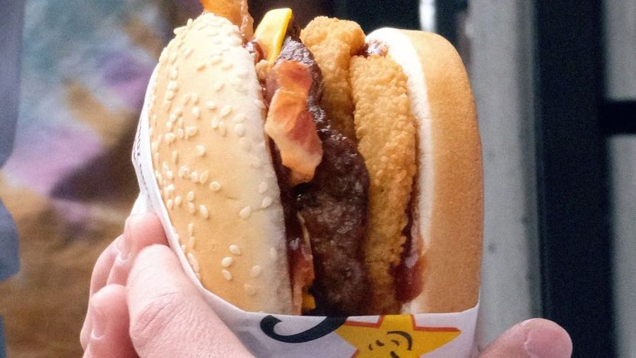 Burger Carl's Jr. (Sumber: Instagram @carlsjrindonesia)