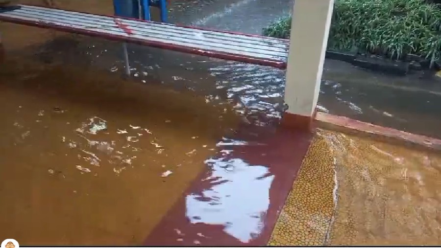Hujan menyebabkan genangan air kian tinggi dan banjir masuk ke area sekolah di Jakarta (Istimewa)