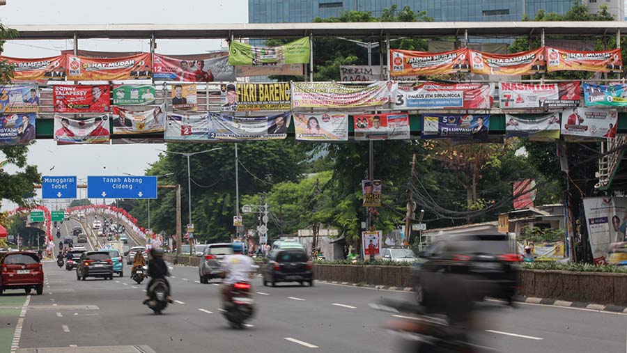 Jembatan penyeberangan orang tertutup oleh alat peraga kampanye di Jakarta, Kamis (4/1/2024). (Bloomberg Technoz/Andrean Kristianto)