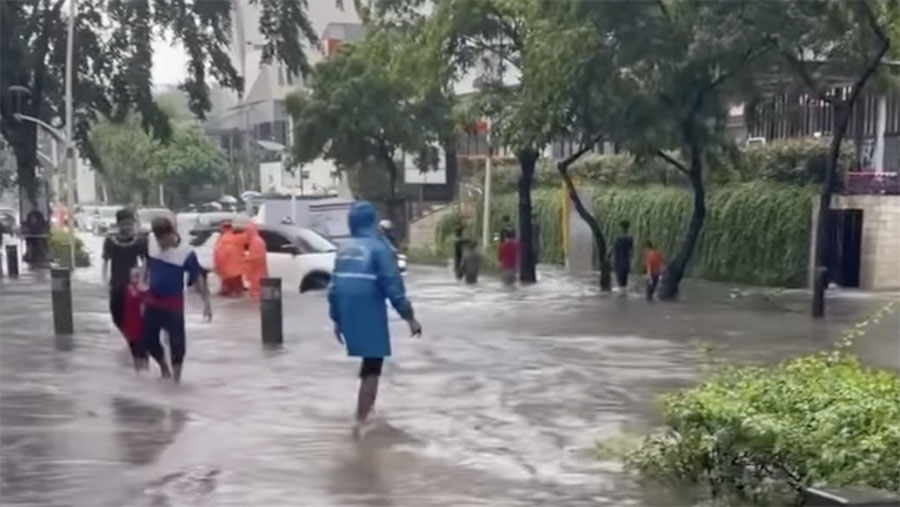 Banjir di Kemang. (Tangkapan Layar via Instagram @jktinfo @khokonugrahadhi)