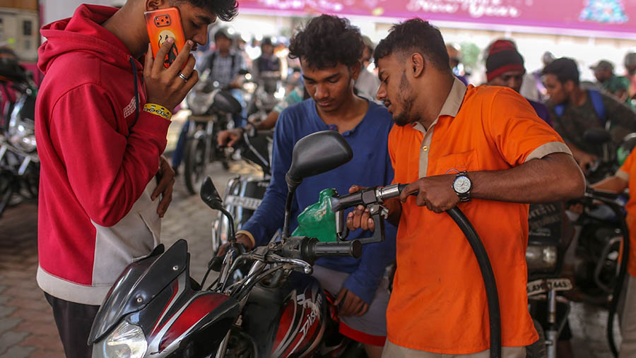 Karyawan mengisi bahan bakar sepeda motor di SPBU Indian Oil Corp. di Mumbai, India, Rabu (3/1/2024), (Dhiraj Singh/Bloomberg)