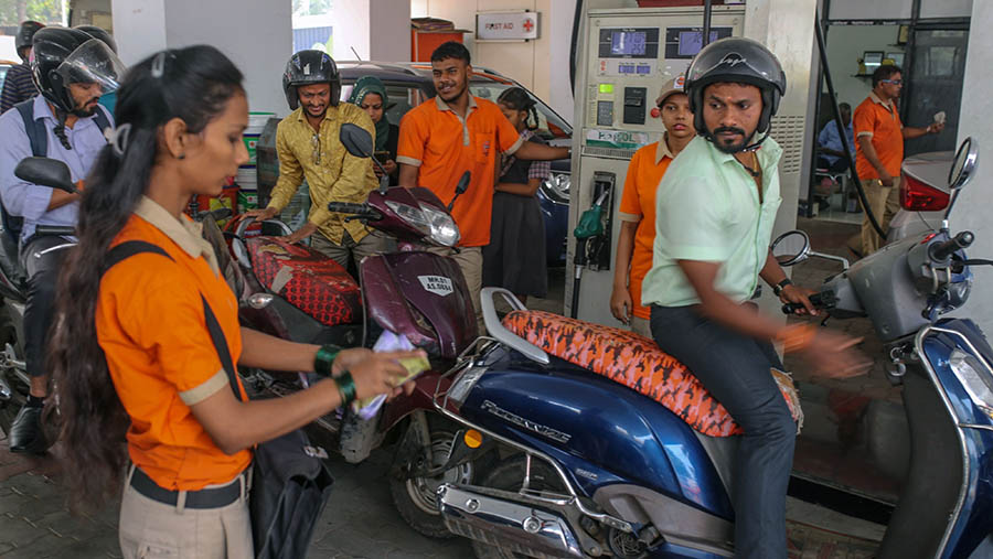 Masyarakat berbondong-bondong untuk mengisi bahan bakar, khawatir akan kehabisan persediaan, (Dhiraj Singh/Bloomberg)