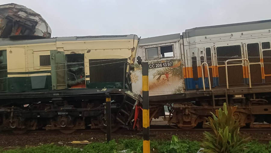 Tabrakan KA Turangga (65A) dengan KA Commuter Line Bandung Raya, Jumat (5/1/2024). (Tangkapan layar foto viral/ Istimewa)