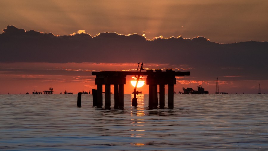 Rig minyak di tengah laut./Bloomberg-Gaby Oraa