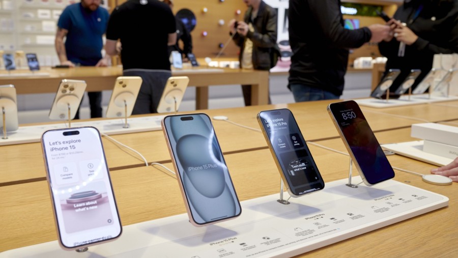 Penjualan iPhone di toko ritel Apple. (Dok: Bloomberg)