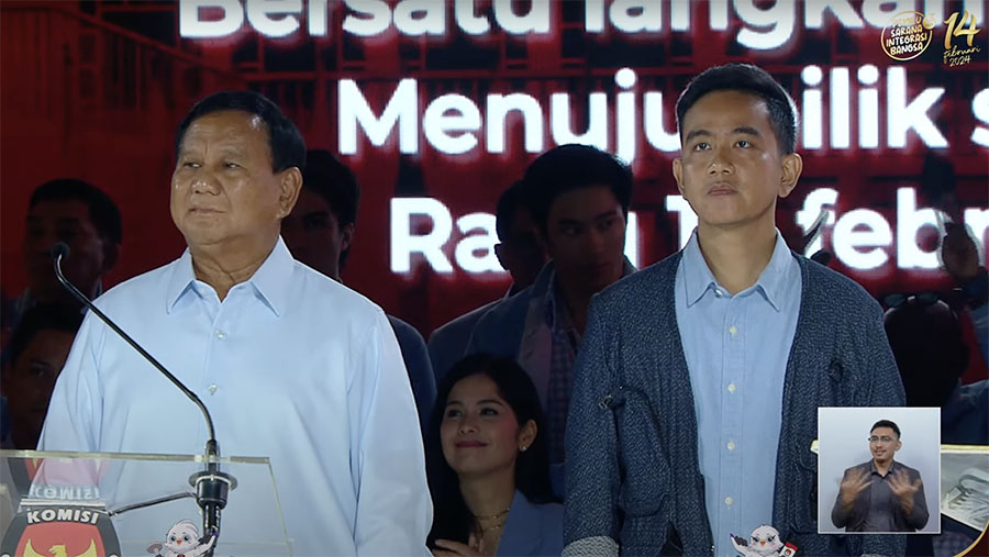 Paslon Capres & Cawapres nomor urut 2 Prabowo Subianto & Gibran Rakabuming Raka saat debat ketiga di Istora Senayan, Minggu (7/1/2024). (Youtube KPU)
