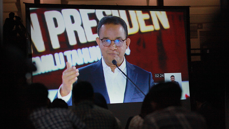 Layar menampilkan Capres nomor urut 1 Anies Baswedan saat debat ketiga di Istora Senayan, Minggu (7/1/2024). (Bloomberg Technoz/Andrean Kristianto)