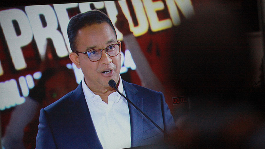 Layar menampilkan Capres nomor urut 1 Anies Baswedan saat debat ketiga di Istora Senayan, Minggu (7/1/2024). (Bloomberg Technboz/Andrean Kristianto)