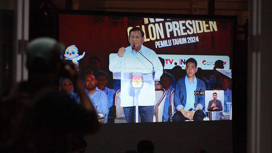 Layar menampilkan Capres nomor urut 2 Prabowo Subianto saat debat ketiga di Istora Senayan, Minggu (7/1/2024). (Bloomberg Technoz/Andrean Kristianto)