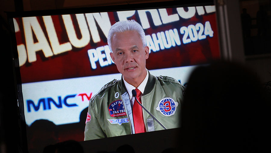 Layar menmapilkan capres nomor urut 3 Ganjar Pranowosaat debat ketiga di Istora Senayan, Minggu (7/1/2024). (Bloomberg Technboz/Andrean Kristianto)