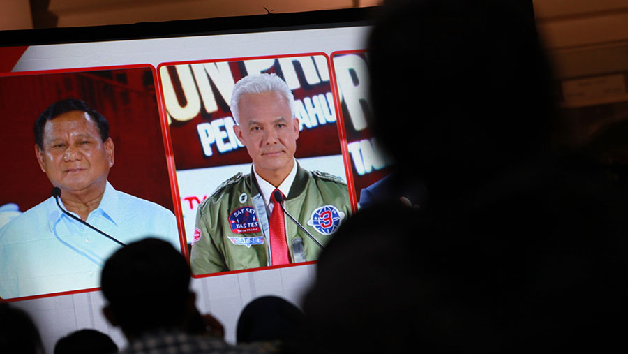 Layar menampilkan Prabowo Subianto & Ganjar Pranowo saat debat ketiga di Istora Senayan, Minggu (7/1/2024). (Bloomberg Technboz/Andrean Kristianto)