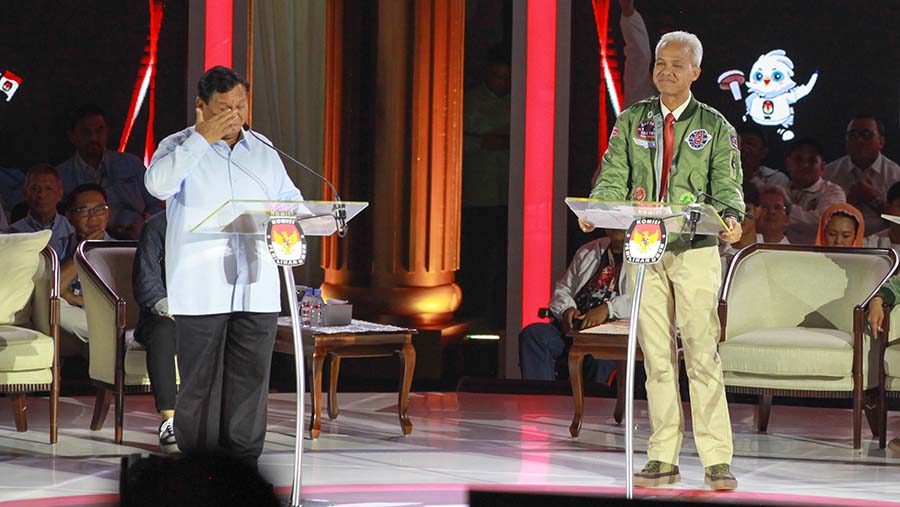 Capres Prabowo Subianto & Capres Ganjar Pranowo saat debat ketiga di Istora Senayan, Minggu (7/1/2024).  (Bloomberg Technoz/Andrean Kristianto)