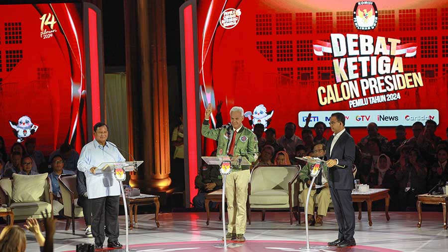 Prabowo Subianto, Ganjar Pranowo & Anies Baswedan saat debat ketiga di Istora Senayan, Minggu (7/1/2024). (Bloomberg Technboz/Andrean Kristianto)