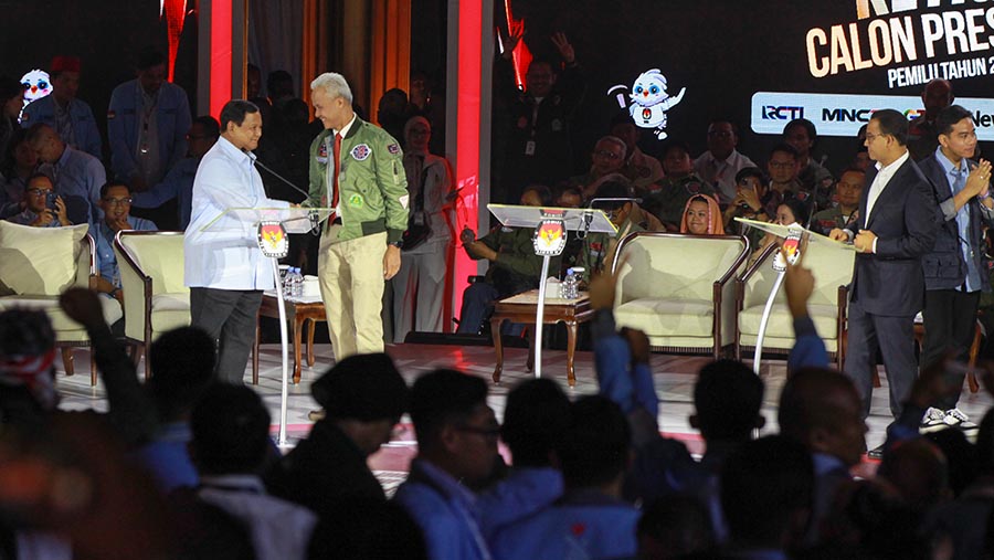 Usai closing statement Ganjar lalu bersalaman dengan Prabowo Subianto saat debat capres berakhir.  (Bloomberg Technoz/Andrean Kristianto)
