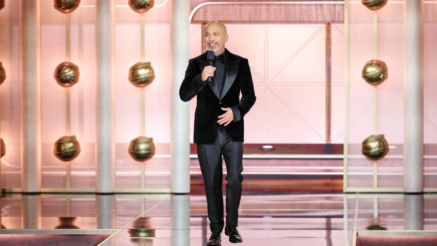 Jo Koy merupakan pembawa acara Golden Globe 2023. (Sumber: Bloomberg)