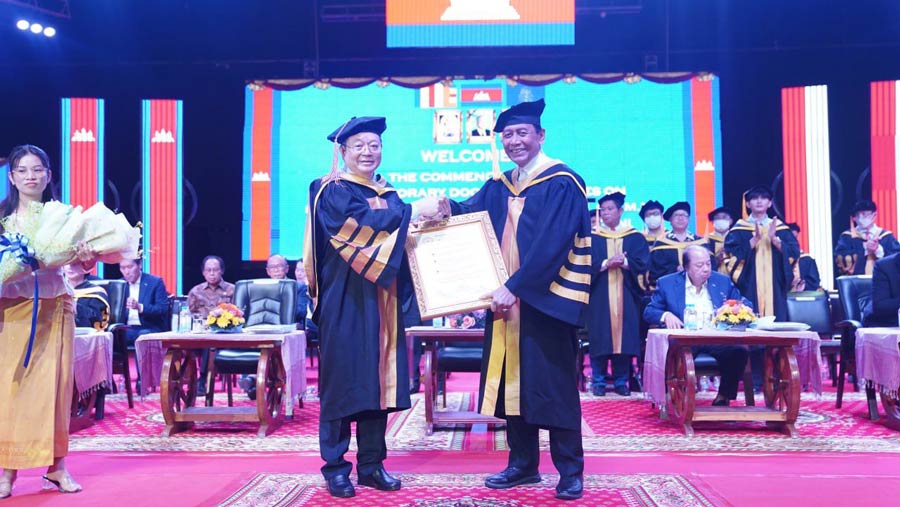 Ketua Dewan Pertimbangan Presiden (Wantimpres) Wiranto dan mendapatkan gelar Doktor Honoris dari Universitas Cambodia (Dok. Ist)