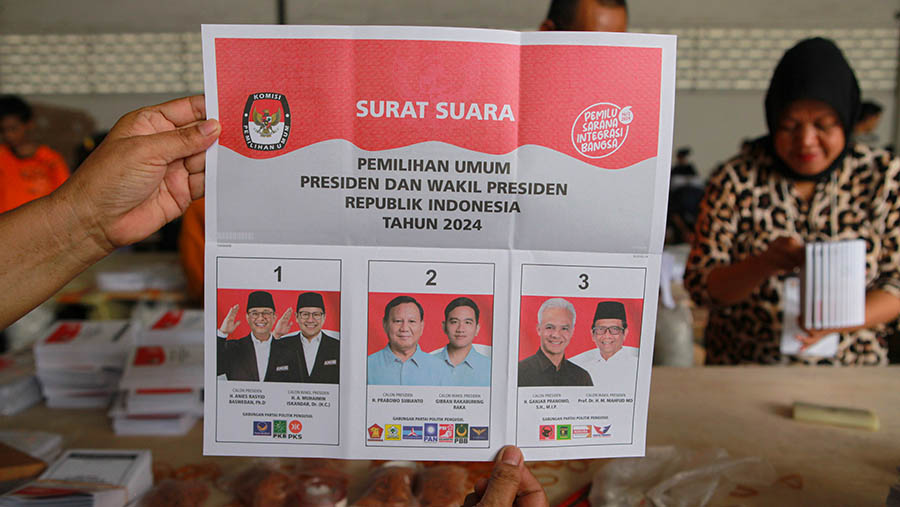 Pekerja menunjukkan surat suara surat suara pemiihan presiden di gudang KPU Jakarta Timur, Selasa (9/1/2024). (Bloomberg Technoz/Andrean Kristianto)