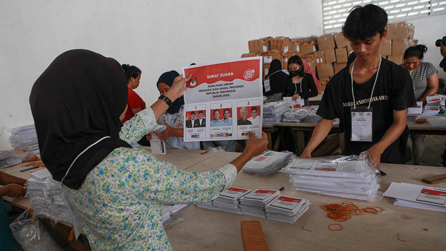 Pekerja memeriksa surat suara pemiihan presiden (Pilpres) 2024 di gudang KPU Jakarta Timur, Selasa (9/1/2024). (Bloomberg Technoz/Andrean Kristianto)