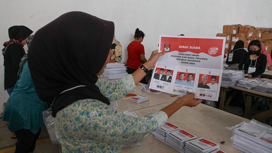 Pekerja memeriksa surat suara pemiihan presiden (Pilpres) 2024 di gudang KPU Jakarta Timur, Selasa (9/1/2024). (Bloomberg Technoz/Andrean Kristianto)