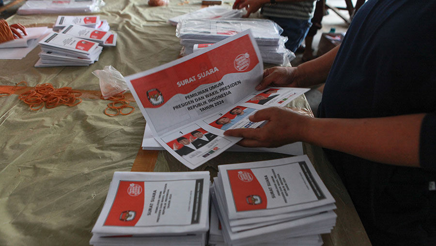 Pekerja melipat surat suara pemiihan presiden (pilpres) di gudang KPU Jakarta Timur, Selasa (9/1/2024). (Bloomberg Technoz/Andrean Kristianto)