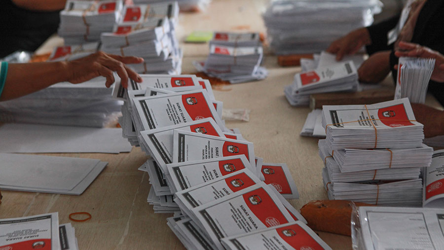 KPU Jakarta Timur menargetkan pelipatan dan sortir surat suara rampung pada 15 Januari mendatang. (Bloomberg Technoz/Andrean Kristianto)
