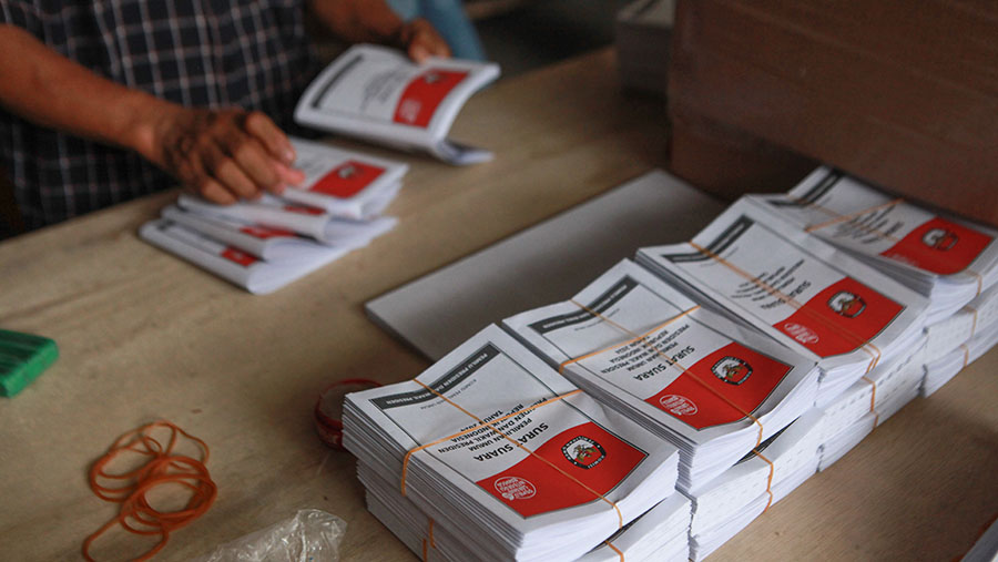 Sebelumnya, Komisi Pemilihan Umum (KPU) Jakarta Timur telah menerima total 2.436.059 surat suara untuk Pilpres. (Bloomberg Technoz/Andrean Kristianto)