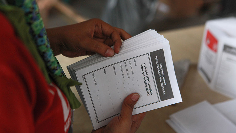 Pekerja menghitung surat suara pemiihan presiden (Pilpres) 2024 di gudang KPU Jakarta Timur, Selasa (9/1/2024). (Bloomberg Technoz/Andrean Kristianto)