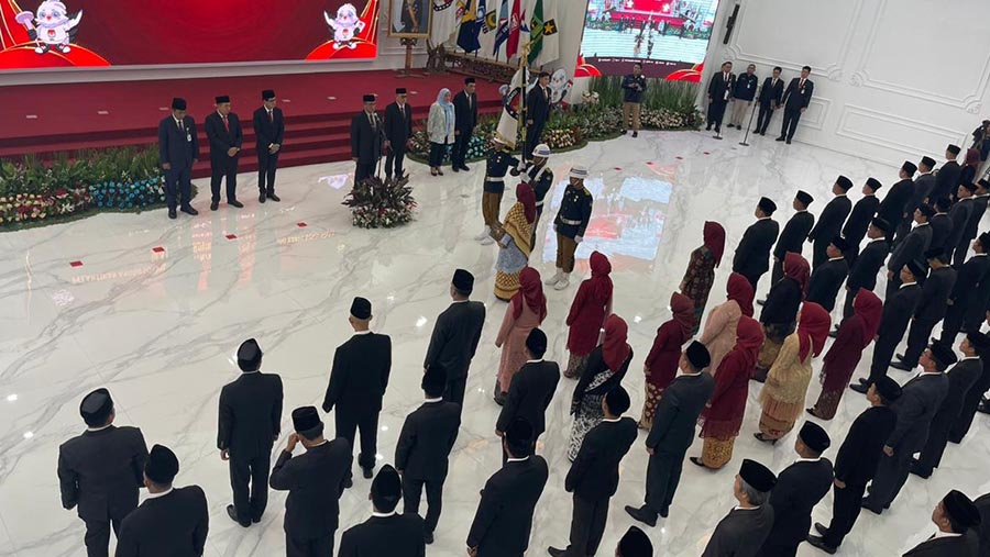 KPU RI Lantik 100 orang Anggota KPU Daerah di Indonesia. (Bloomberg Technoz/Pramesti Regita Cindy)