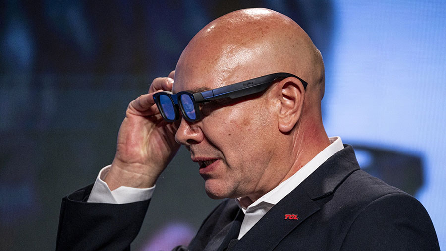 Pada pamern CES 2024 pengunjung dapat mencoba kacamata pintar RayNeo X2 Lite. (David Paul Morris/Bloomberg)