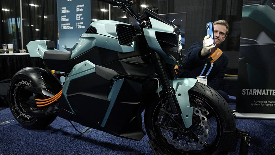 Sepeda motor listrik Verge Motorcycles juga menarik pengunjung CES 2024. (Bridget Bennett/Bloomberg)