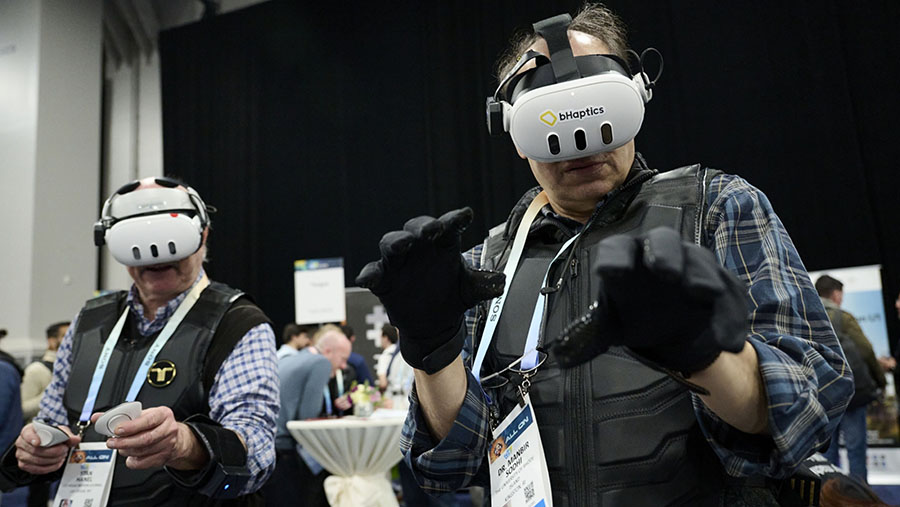 Dalam pameran CES 2024 pengunjung dapat mencoba haptic bHaptics VR yang ditampilkan di salah satu booth peserta. (Bridget Bennett/Bloomberg)