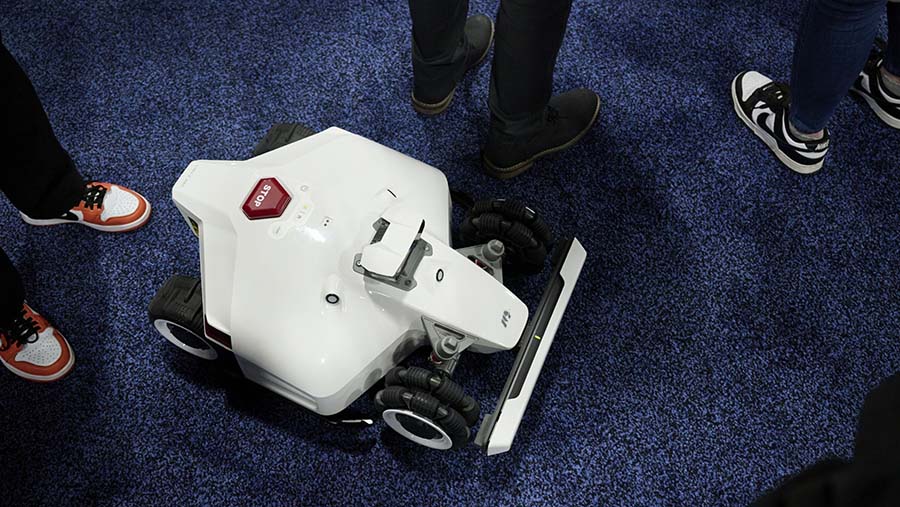Tak hanya itu mesin potong rumput robotik Mammotion LUBA2 AWD juga menjadi daya tarik dalam pameran CES 2024.  (Bridget Bennett/Bloomberg)