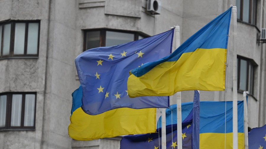 Bendera Ukraina dan Uni Eropa. (Dok: Bloomberg)