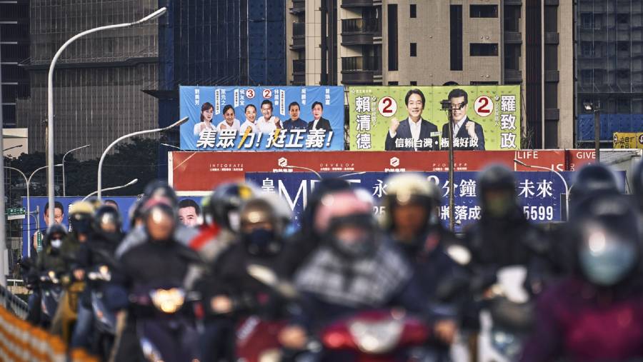 Poster kampanye untuk DPP Lai Ching-te dan partai KMT Hou Yu-ih di Taipei. (Dok: An Rong Xu/Bloomberg)
