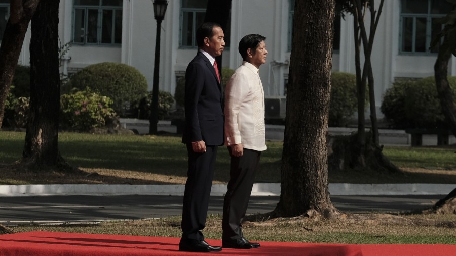 Joko Widodo, kiri, bersama Ferdinand Marcos Jr., di halaman Istana Malacanan di Manila pada 10 Januari./Bloomberg-Veejay Villafranca