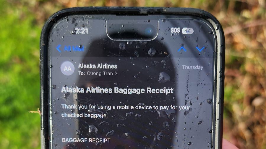 Kisah iPhone yang jatuh dari pesawat jet Boeing Co. 737 Max 9 setinggi 4.900 meter. (Dok: X.com/Seanathan Bates)