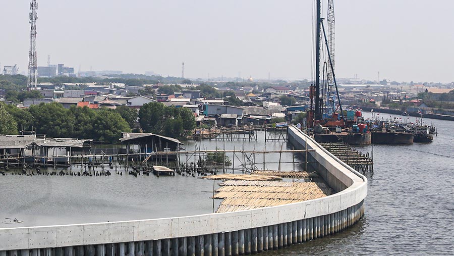 Pembangunan proyek tanggul laut di Tangerang, Rabu (30/8/2023). (Bloomberg Technoz/Andrean Kristianto)