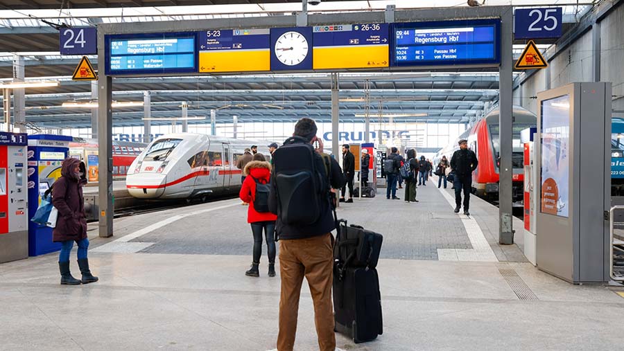 Penumpang menunggu kereta api, pada hari pertama pemogokan yang dilakukan di Munich, Jerman, Rabu (10/1/2024). (Michaela Rehle/Bloomberg)