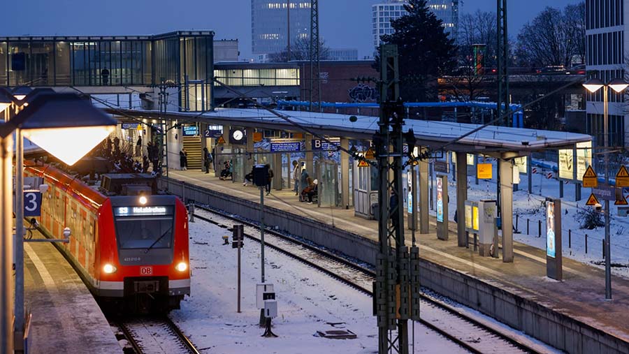 Penumpang menunggu kereta api, pada hari pertama pemogokan yang dilakukan di Munich, Jerman, Rabu (10/1/2024). (Michaela Rehle/Bloomberg)