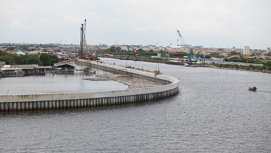 Kementrian PUPR saat ini sedang mengebut pembangunan tanggul laut. (Bloomberg Technoz/Andrean Kristianto)